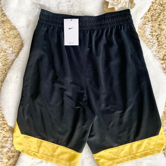 New with tags MENS NIKE BASKETBALL SHORTS SZ SM w/pockets on side,Mesh and logo - Picture 5 of 6